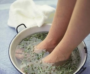 Herbs against mold and mildew on the feet