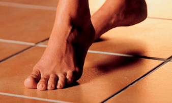 walking barefoot as a cause of the appearance of the fungus on the skin of the feet